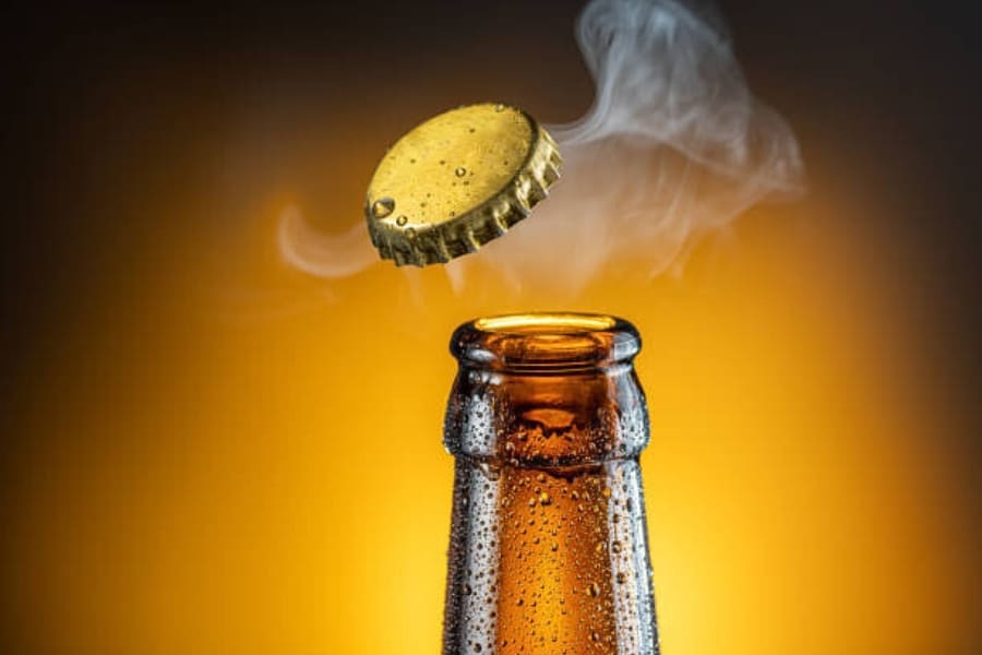 Nên mở nắp để bay hơi hết cồn và gas trước khi rửa mặt bằng bia
