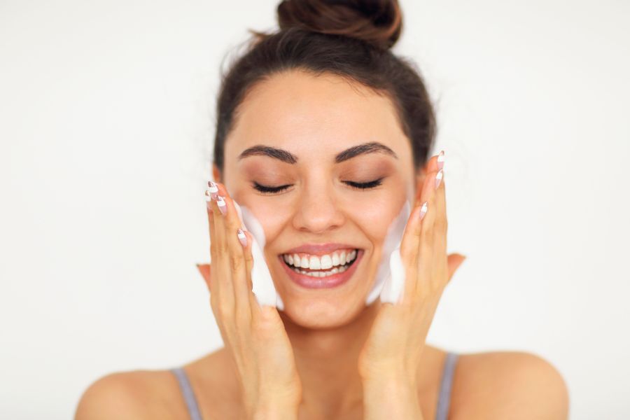 Rửa mặt với sữa tươi không đường giúp cải thiện thâm mụn