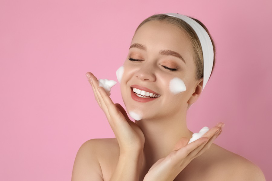 Thoa sữa rửa mặt đều lên da và massage