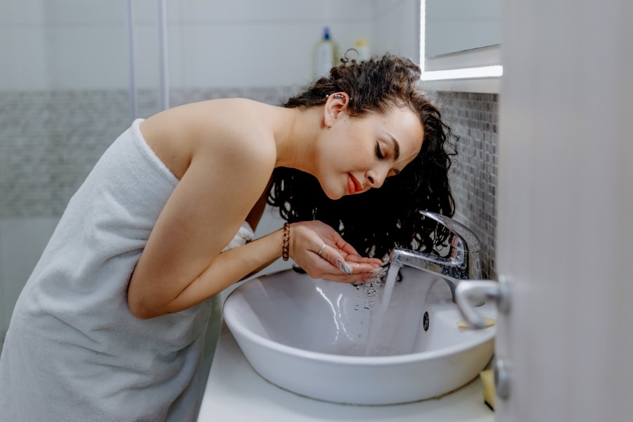 Việc không làm ướt da trước khi áp dụng cách dùng sữa rửa mặt có thể khiến làn da bị kích ứng