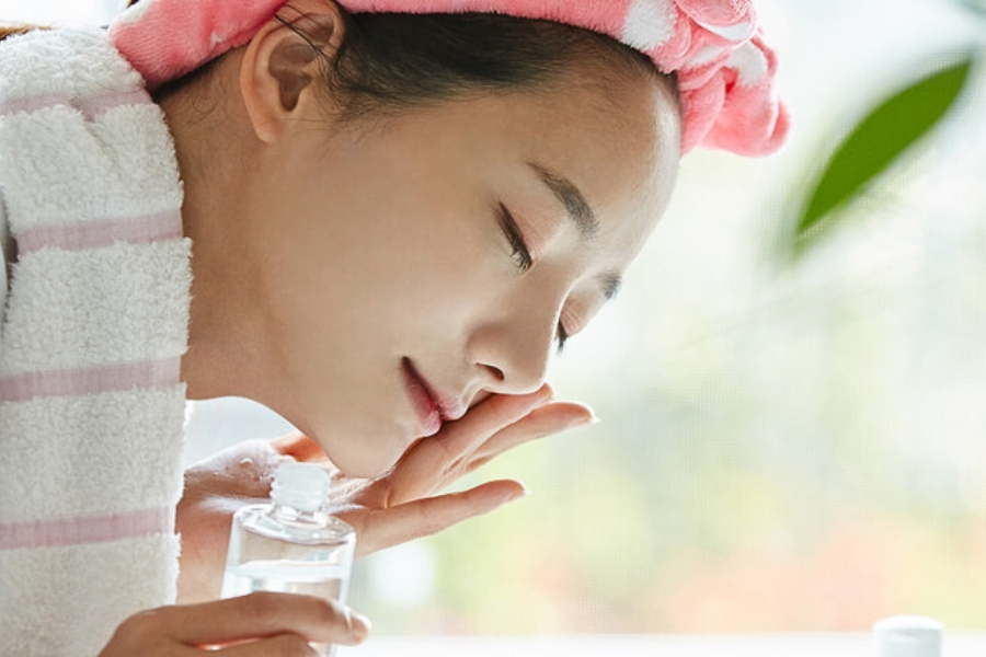 Vỗ toner để cân bằng độ ẩm cho da Vỗ toner để cân bằng độ ẩm cho da