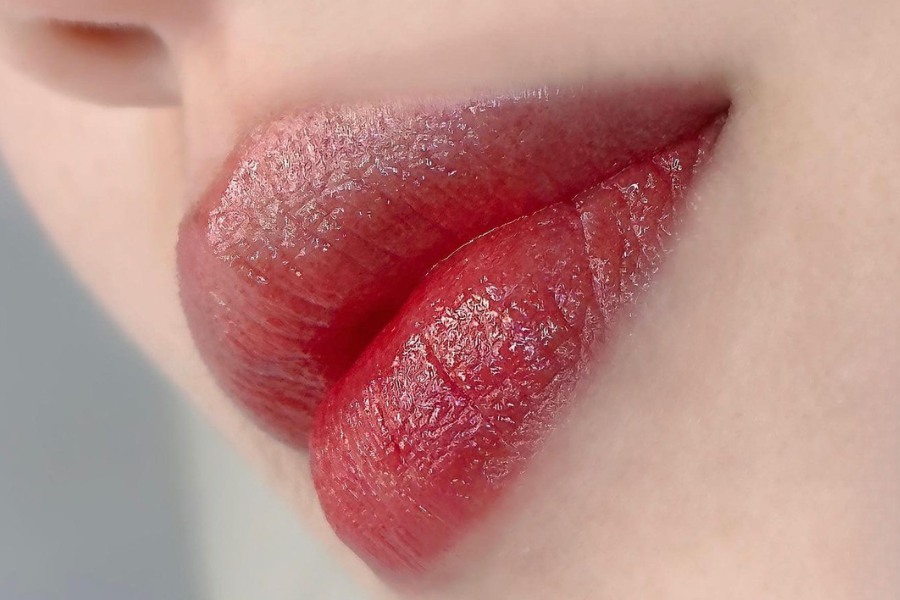 Sau khi phun, môi lên màu tự nhiên như thoa son, không bị dày màu, nặng môi