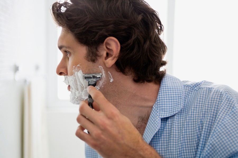Cạo râu là bước quan trọng trong quy trình skincare cho nam