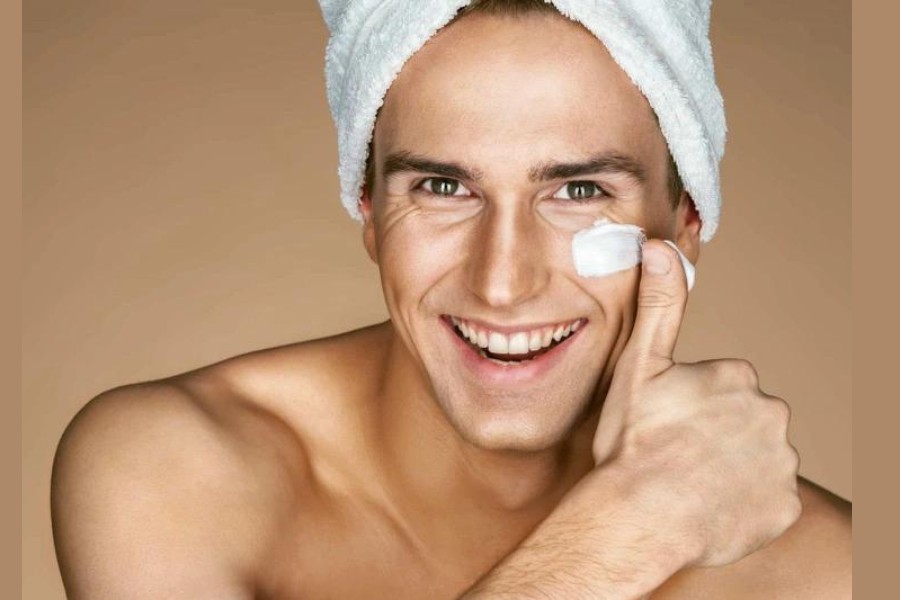 Kem chống nắng cũng là một trong những sản phẩm không thể thiếu trong các bước skincare cho nam