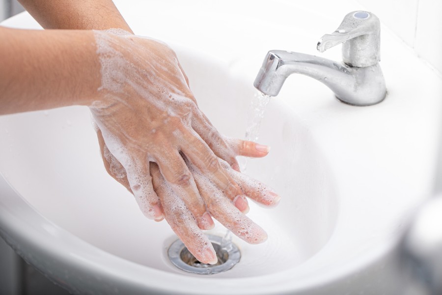Vệ sinh tay thật sạch trước khi áp dụng cách dùng sữa rửa mặt