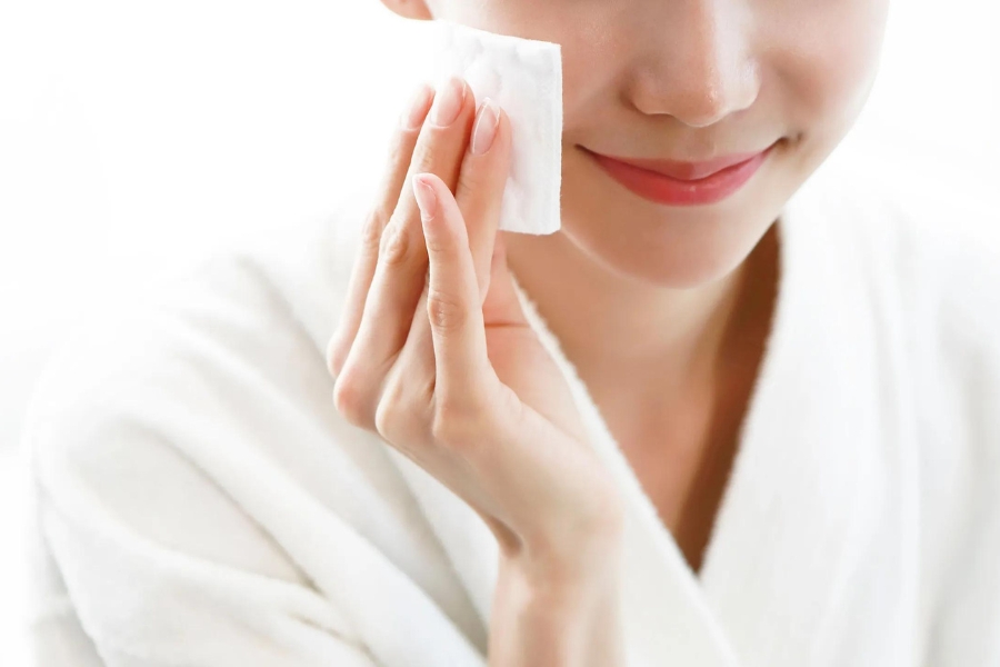 Tác dụng của toner là làm sạch da sâu hơn sau khi rửa mặt Tác dụng của toner là làm sạch da sâu hơn sau khi rửa mặt