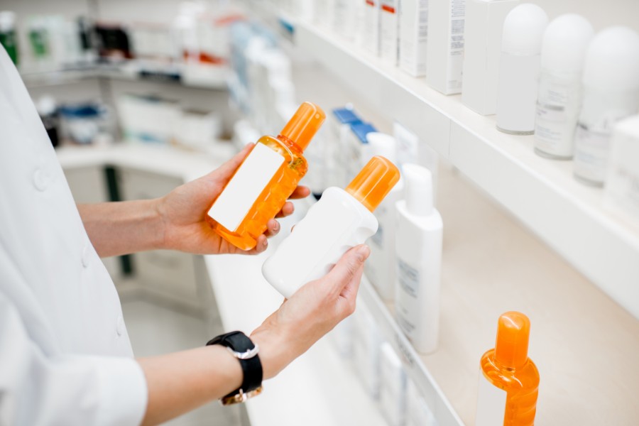 Lựa chọn sản phẩm phù hợp là một trong những yếu tố giúp quá trình bôi kem chống nắng đúng cách đạt hiệu quả như mong muốn. lựa chọn kem chống nắng đúng cách