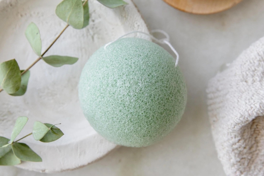 Không sử dụng miếng mút rửa mặt vì dễ làm nơi trú ngụ cho vi khuẩn Không sử dụng miếng mút rửa mặt vì dễ làm nơi trú ngụ cho vi khuẩn