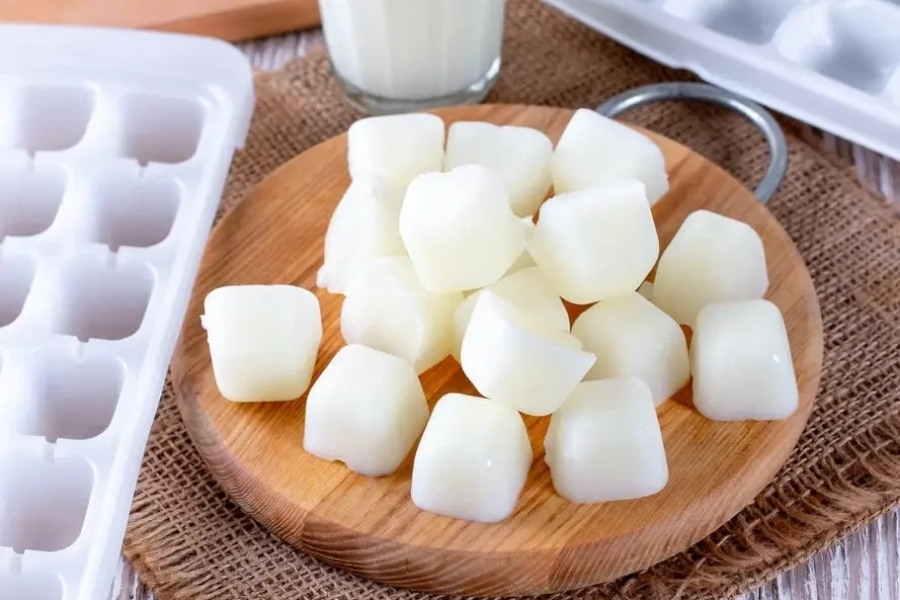 Sữa tươi không đường đông đá giúp làm dịu các nốt sưng mụn đỏ