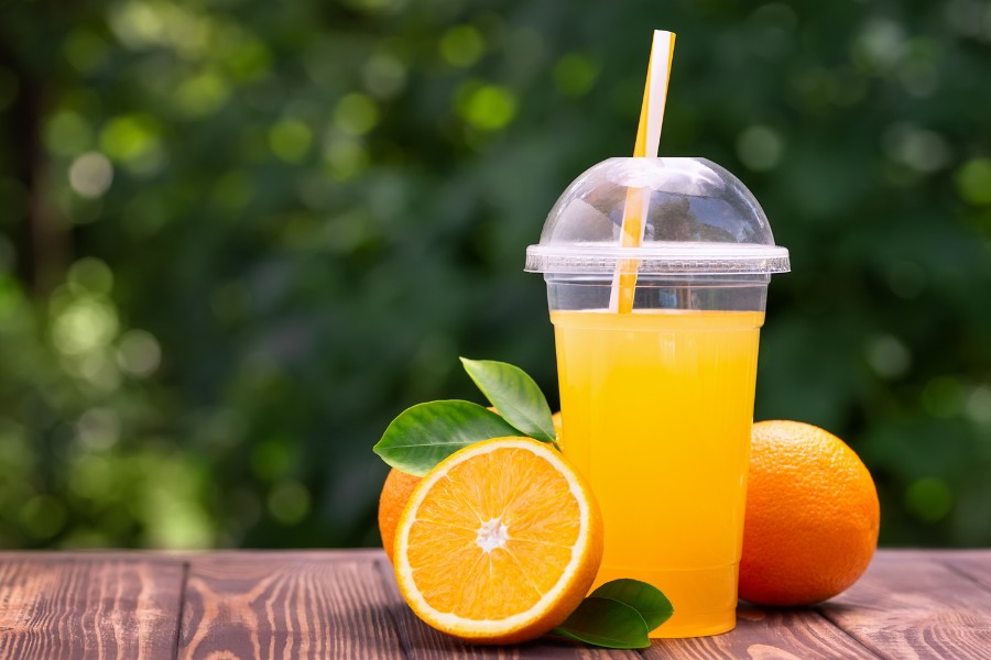 Tuy nước cam tốt cho đôi môi phun nhưng sẽ không tốt cho chị em bị viêm dạ dày bởi thành phần axit citric