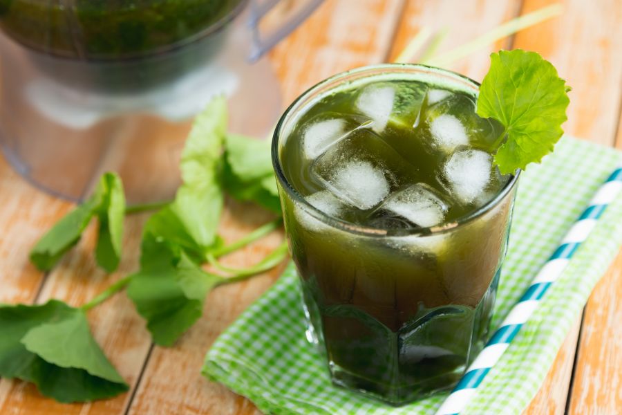 Nước ép rau má là loại nước ép tốt cho da ngăn ngừa mụn thâm hiệu quả