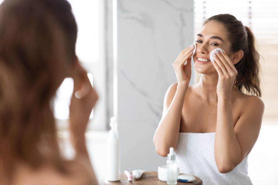 Làm sạch da đúng cách bằng nước tẩy trang và sữa rửa mặt