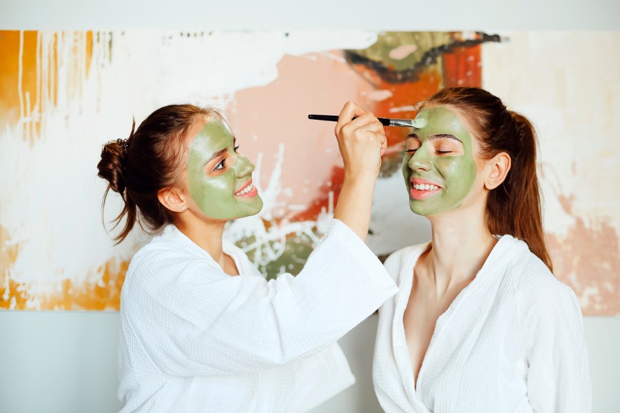 Đắp mặt nạ rau má làm đẹp da