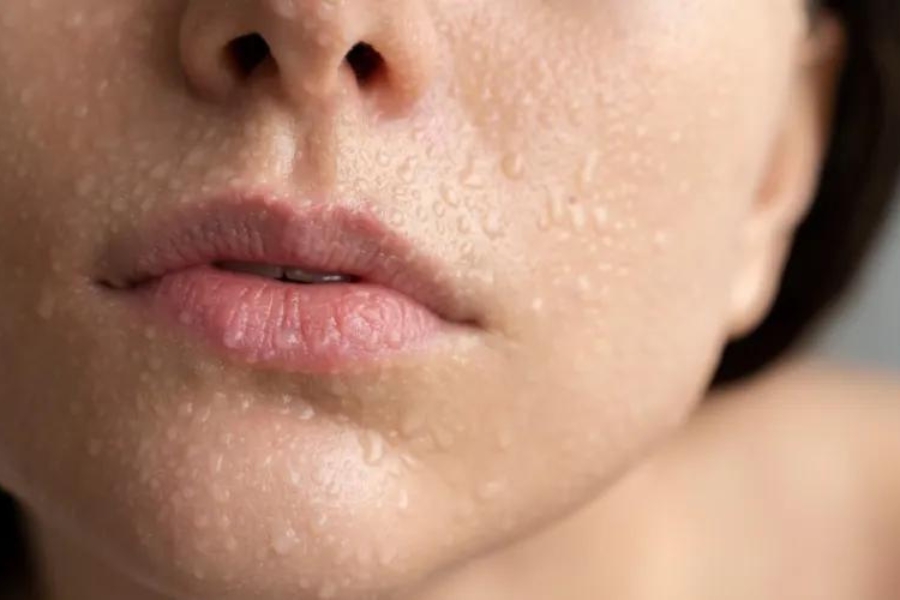 Sử dụng dầu tẩy trang trên nền da và tay ướt dễ gây nổi mụn