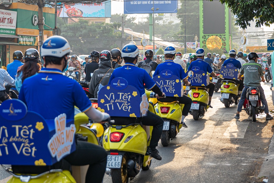 đội hình thu mua tì vết Đội hình xe máy đi vào từng con hẻm nhỏ để “Thu mua tì vết”