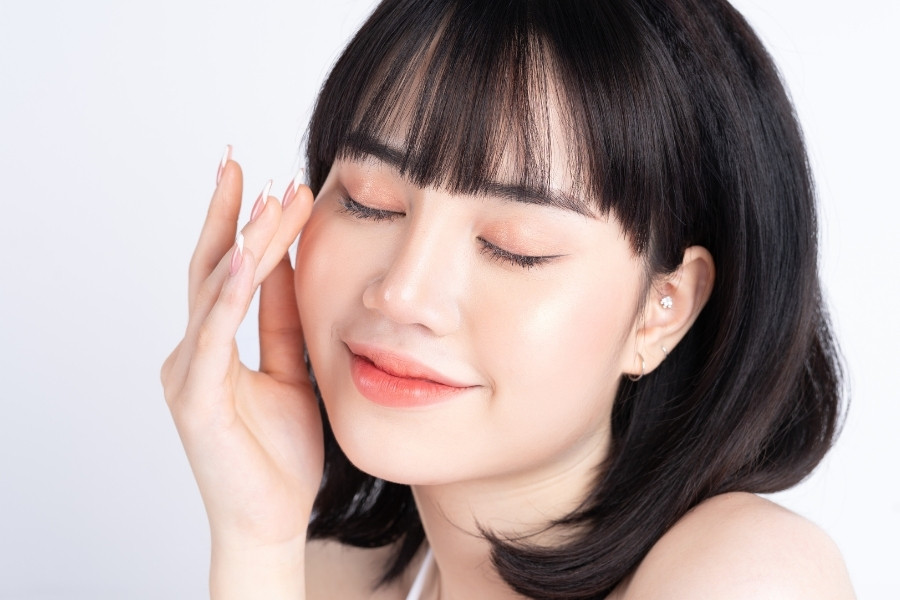 Vitamin a có tác dụng gì cho da mặt? Vitamin A góp phần thúc đẩy quá trình sản xuất tế bào, cũng cố hàng rào bảo vệ da Vitamin A góp phần thúc đẩy quá trình sản xuất tế bào, cũng cố hàng rào bảo vệ da