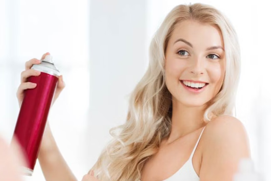 Xịt khoáng lên tóc giúp giữ ẩm, làm mềm tóc