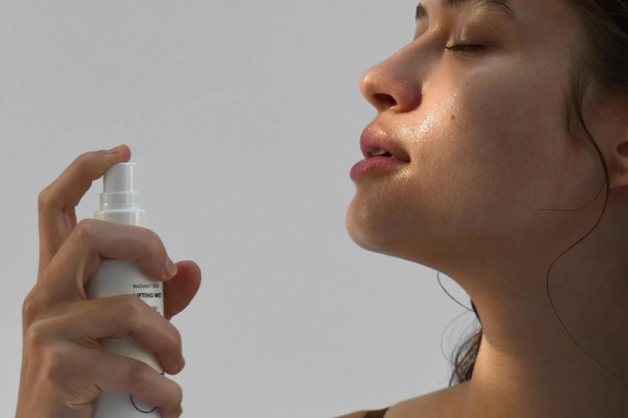 Xịt khoáng tăng cường độ ẩm da, làm dịu da và giúp da căng mịn, rạng rỡ hơn
