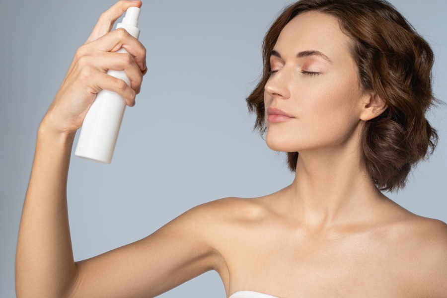 Xịt khoáng chống mốc lớp nền và giữ lớp makeup lâu trôi hơn