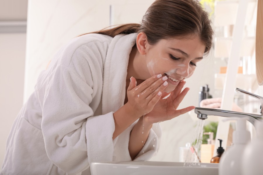 Làm sạch da mặt sau laser