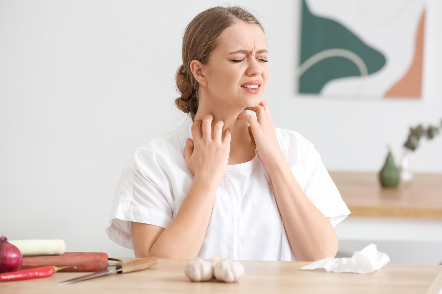 Dị ứng da mặt là một tình trạng phổ biến xuất hiện bởi nhiều yếu tố khác nhau Tình trạng da mặt bị dị ứng là gì