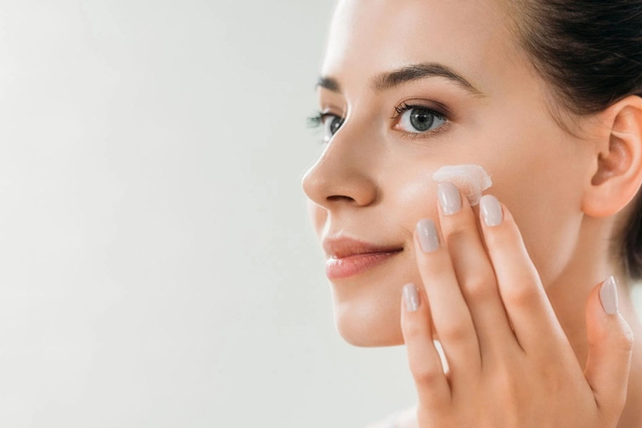 Nên bôi kem dưỡng ẩm trước kem chống nắng để tăng hiệu quả bảo vệ của kem Nên bôi kem dưỡng ẩm trước kem chống nắng để tăng hiệu quả bảo vệ của kem