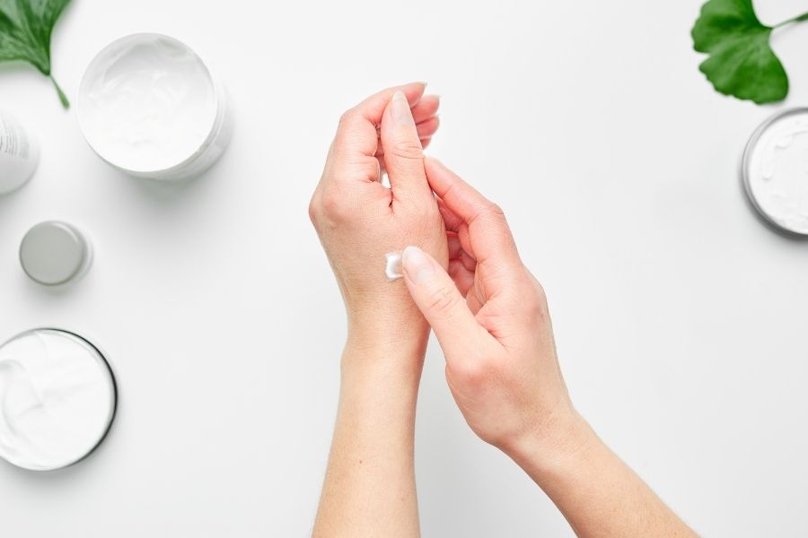 Dưỡng ẩm da với kem dưỡng để bảo vệ và nuôi dưỡng làn da tay