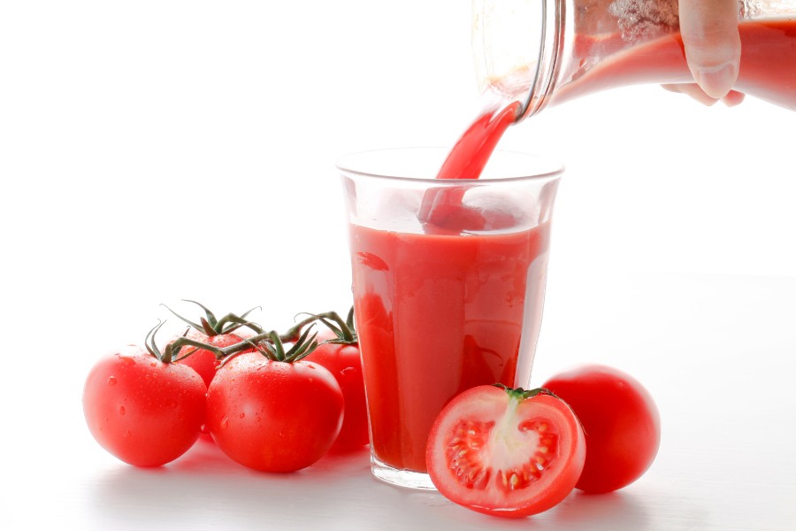 Cà chua chứa nhiều vitamin và khoảng 80% là nước giúp hỗ trợ tích cực trong quá trình làm môi lên màu