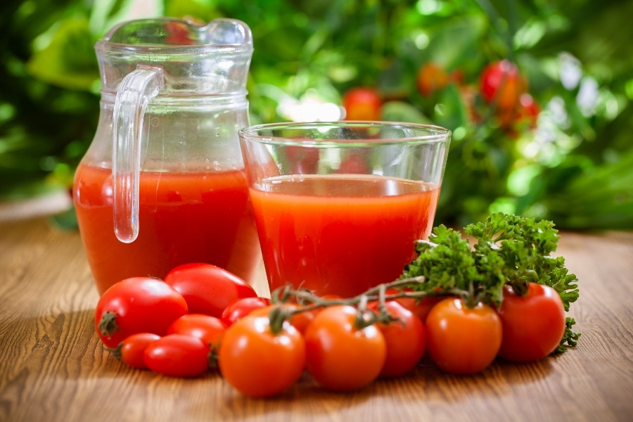 Cà chua cung cấp nhiều vitamin và nước, giúp tái tạo và nuôi dưỡng môi sau quá trình xăm môi