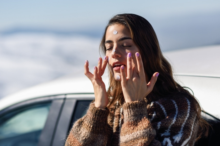 Thoa kem chống nắng sau khi rửa mặt bằng baking sod