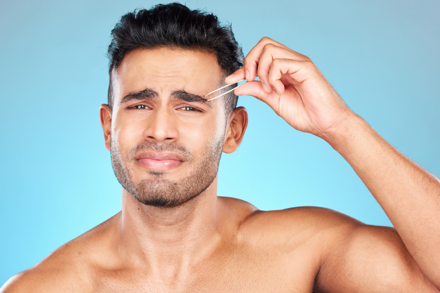 Nhổ lông bằng nhíp sẽ giúp bạn loại bỏ tận gốc nang lông