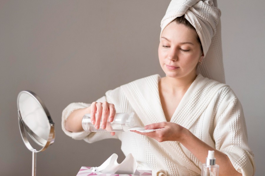 Sử dụng nước muối sinh lý là một biện pháp nhẹ nhàng, an toàn giúp cải thiện tình trạng ngứa da mặt do dị ứng. Rửa mặt với nước muối sinh lý