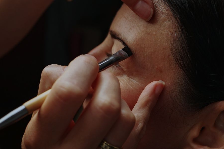 Vẽ lông mày cho nam bằng bút vẽ mày chuyên dụng