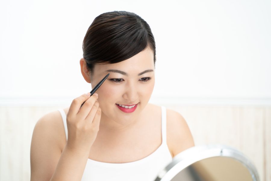 Vẽ khuôn mày theo dáng mày đã chọn Vẽ khuôn mày theo dáng mày đã chọn