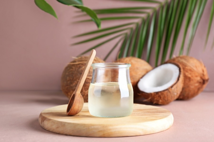 cách trị khoé môi bị thâm bằng dầu dừa