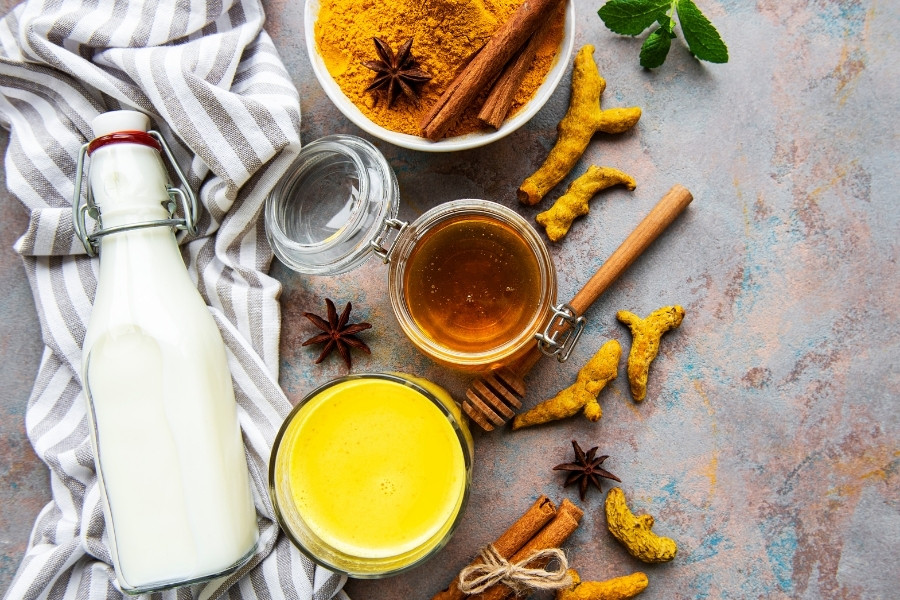 Uống tinh bột nghệ với sữa tươi không đường