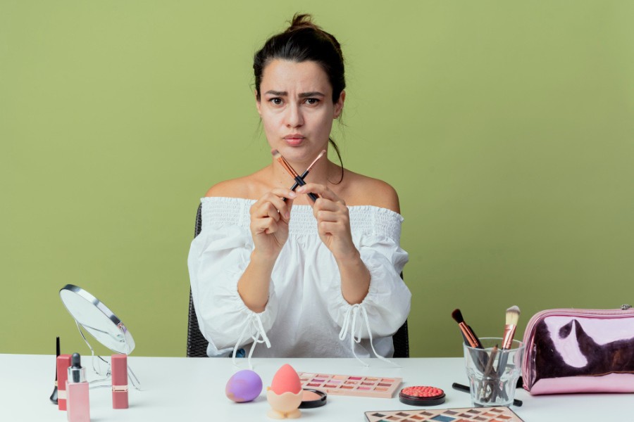 Không nên trang điểm sau khi vừa bắn laser chăm sóc da