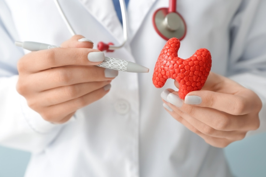 Sự biến đổi trong hoạt động của tuyến giáp không chỉ ảnh hưởng đến sức khỏe tổng thể mà còn có thể biểu hiện qua những thay đổi rõ rệt trên cơ thể. Lông tay con gái mọc nhiều do rối loạn tuyến giáp