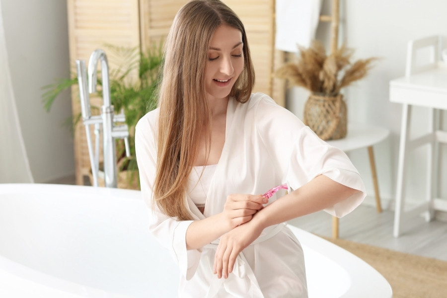 Bạn có thể áp dụng những những phương pháp cạo tẩy lông đơn giản tại nhà Cạo lông tay tại nhà