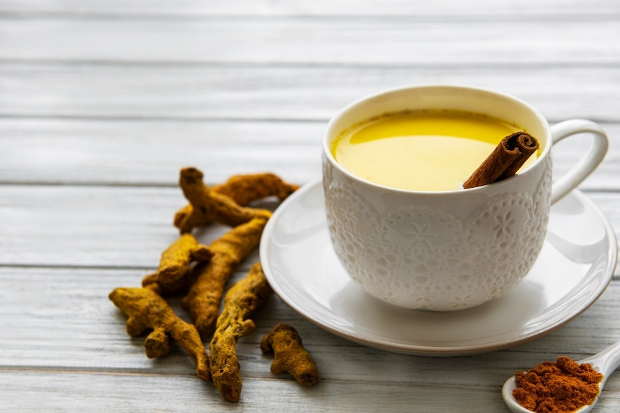 Cách uống tinh bột nghệ đẹp da với nước ấm