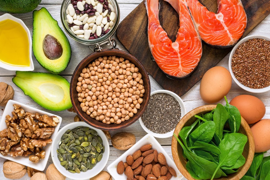 Duy trì chế độ ăn uống lành mạnh giúp cải thiện da tay bị nhăn