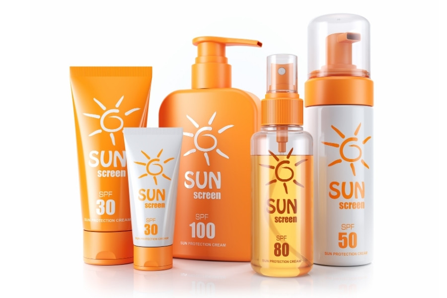 Sử dụng kem chống nắng cũng là một trong những bước không thể bỏ qua, giúp bảo vệ da cổ khỏi thâm sần Bảo vệ da cổ with kem chống nắng