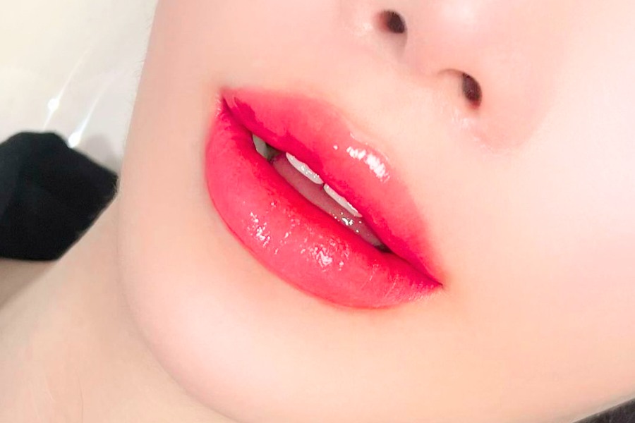 Đôi môi căng mọng, đều màu sau phun môi màu hồng cánh sen