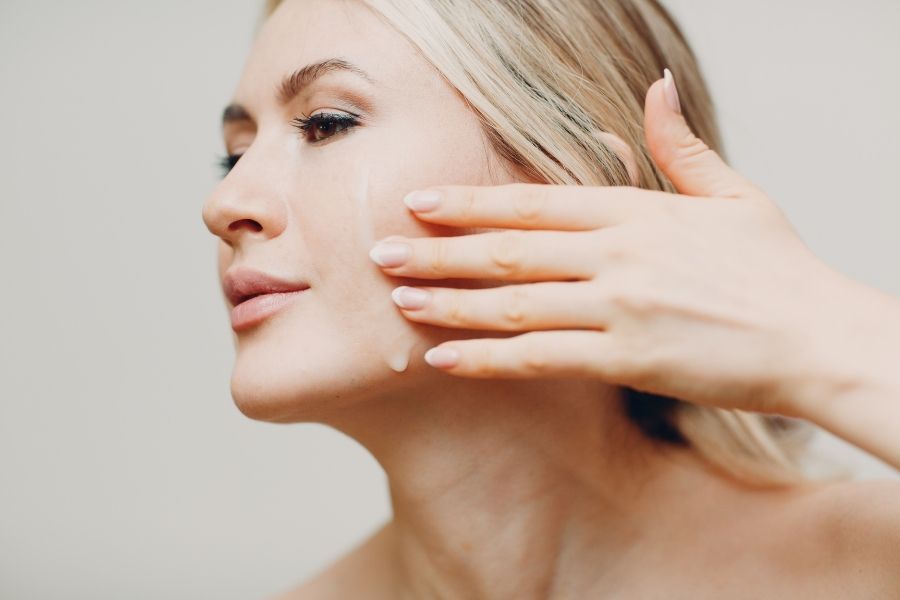 Bôi dầu cá lên mặt giúp trị thâm, sẹo và tình trạng da không đều màu Bôi dầu cá lên mặt giúp trị thâm, sẹo và tình trạng da không đều màu