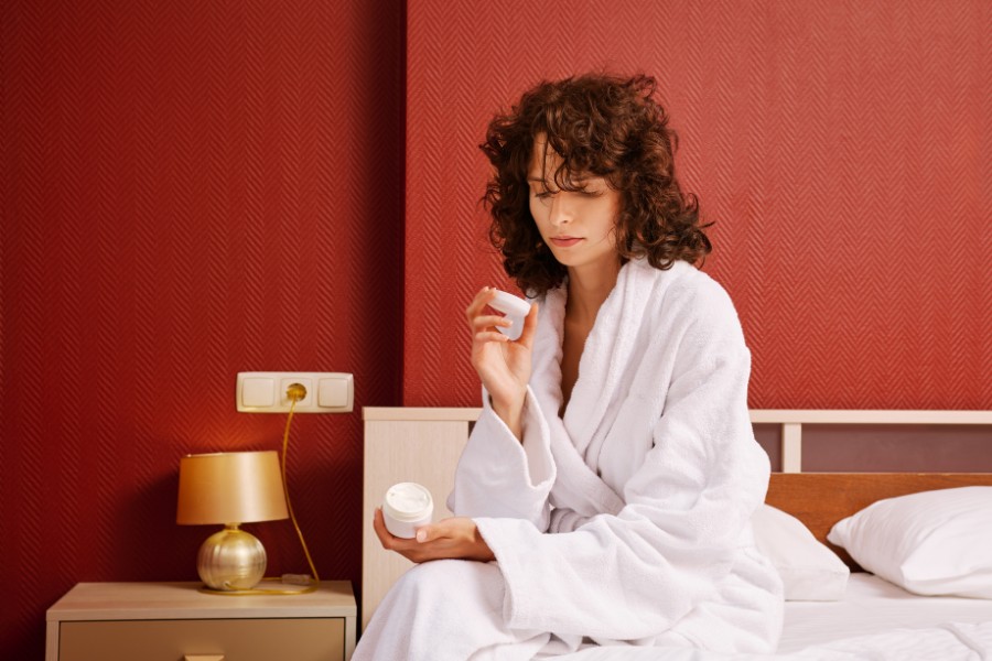 sử dụng kem tái để chăm sóc da sau laser