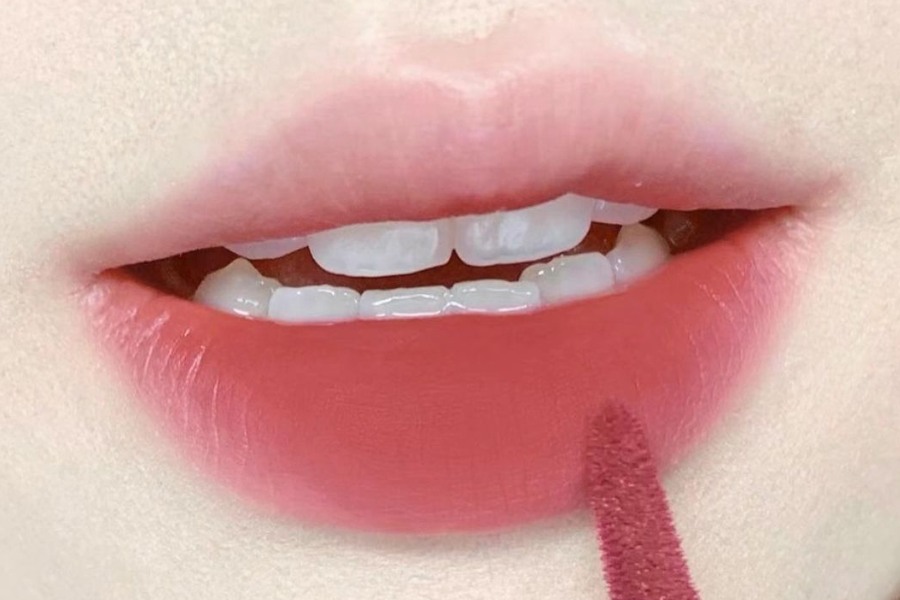 khử thâm môi xong có đánh son được không