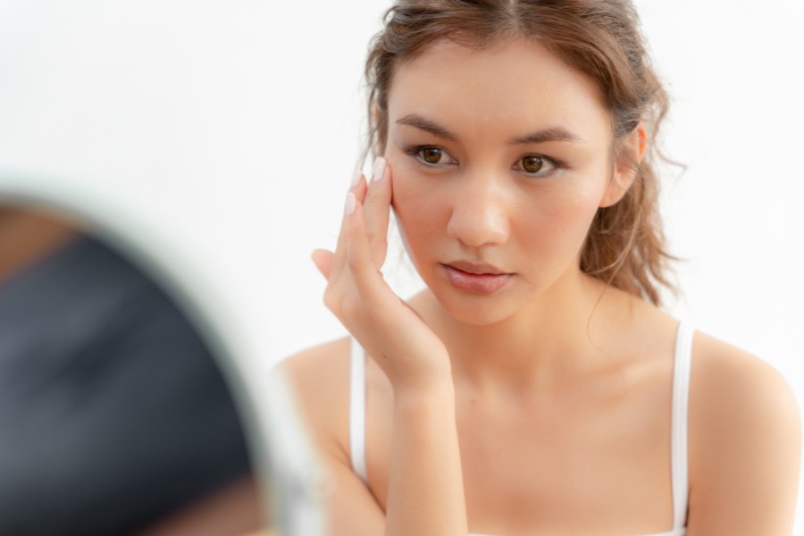 Khuôn mặt sau khi bắn laser thường có biểu hiện nóng rát, da bong tróc nhẹ