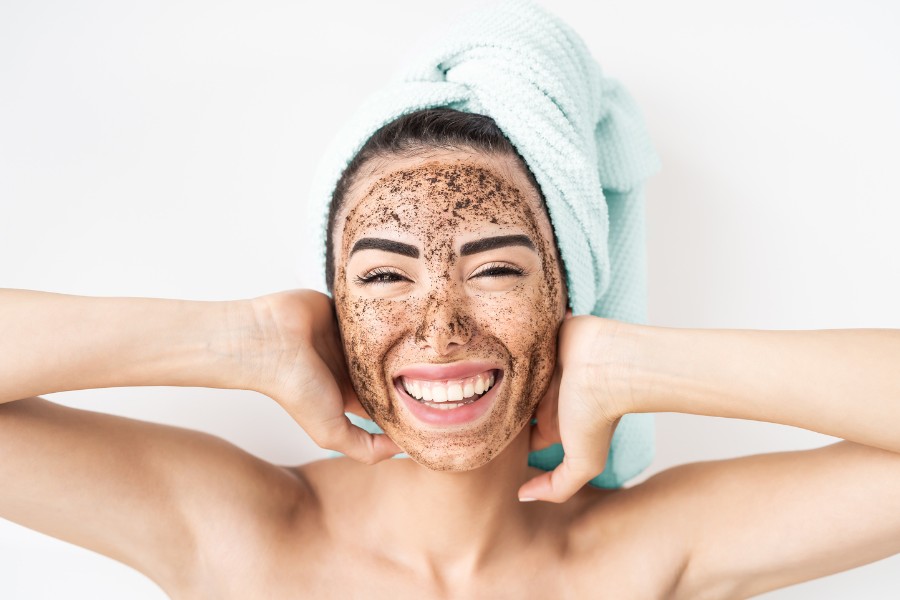 tẩy tế bào chết định kỳ giúp điều tiết hoạt động của tuyến bã nhờn