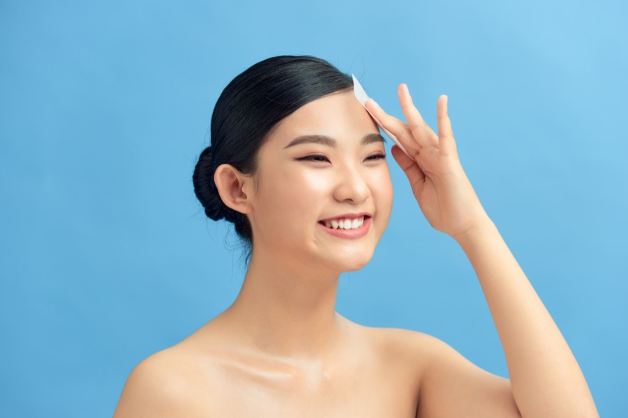 Cách kiềm dầu da mặt với giấy thấm dầu và bông tẩy trang