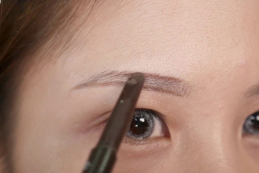 Để có dáng lông mày chữ V bạn có thể dùng chì kẻ để thực hiện Để có dáng lông mày chữ V bạn có thể dùng chì kẻ để thực hiện